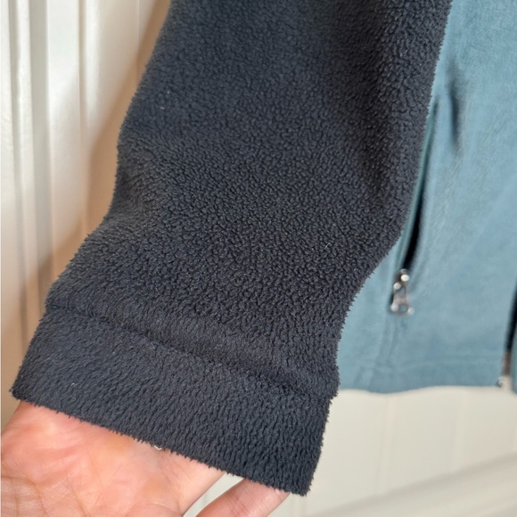COLUMBIA 💙 Women’s Teal & Dark Navy Warm, Comfy Fleece Jacket (Size Medium) - Picture 4 of 13